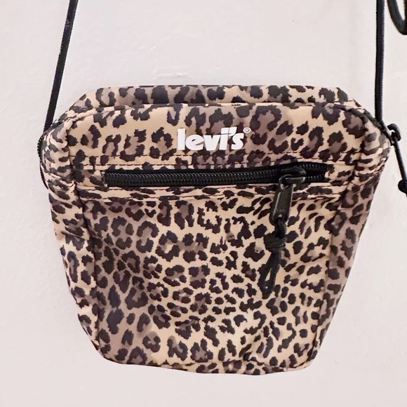 Levi's Leopard Animal Print Bag Crossbody Fanny Pack Zipper - Picture 2 of 7